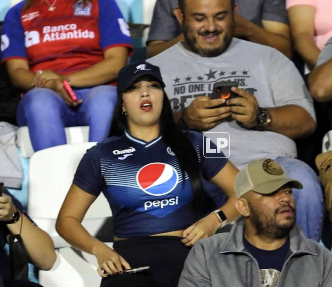 Esta guapa aficionada del Motagua también robó miradas en el Clásico capitalino.