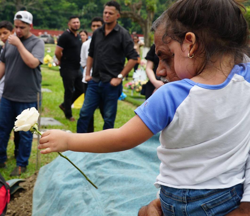 Imágenes: lágrimas y tristeza en último adiós a la joven Michelle Viera