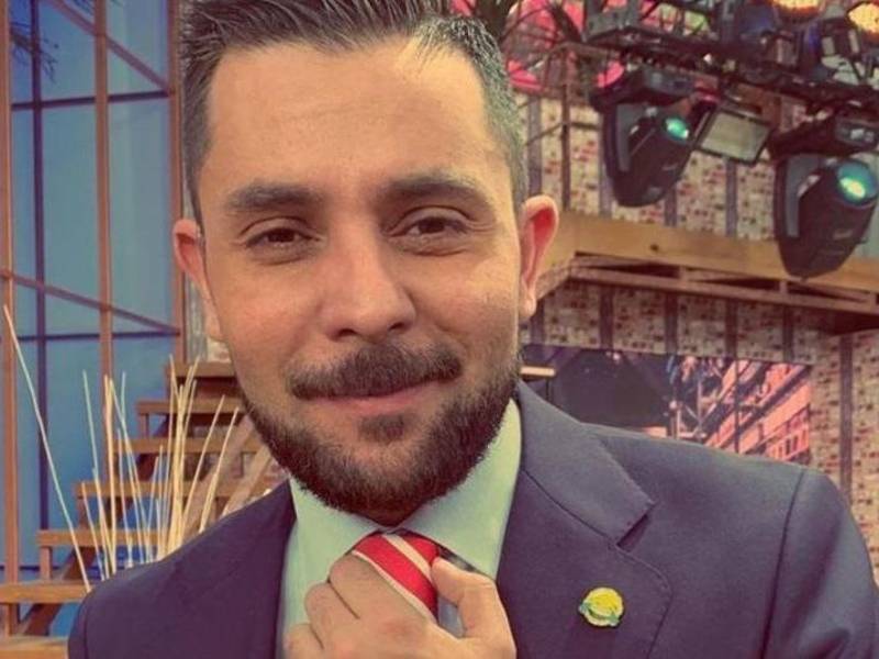 Ricardo Casares se encuentra hospitalizado y su salud está mejorando.