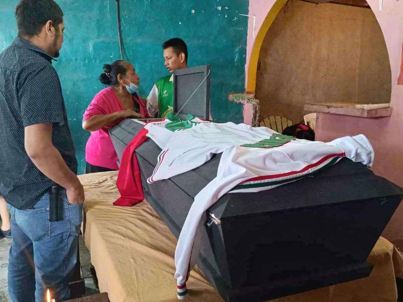 El cuerpo de José Candido Amaya fue velado ayer en su casa en Chamelecón y ayer lo enterraron en un cementerio de la localidad en medio del dolor y llanto de sus familiares y amigos.