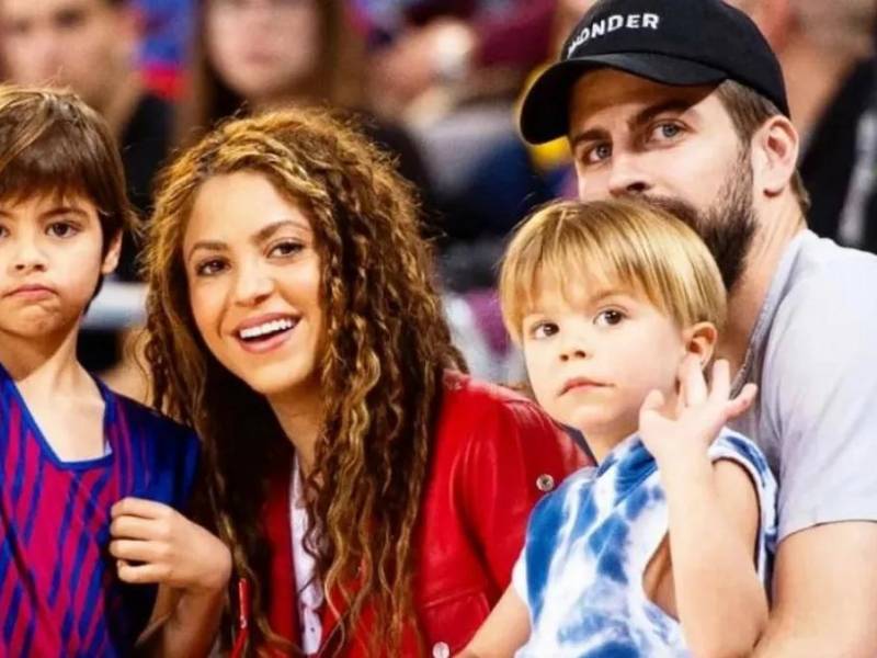 Shakira en una foto de archivo con Piqué y sus hijos.