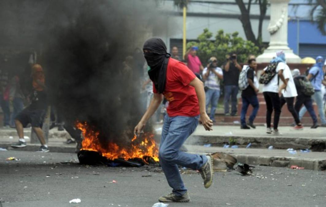 Unas 5.,000 personas se congregaron en el centro de Tegucigalpa, donde quemaron neumáticos para interrumpir el tránsito, cuando llegaron policías antimotines a lanzarles bombas lacrimógenas con fusiles, observó un equipo de AFP.