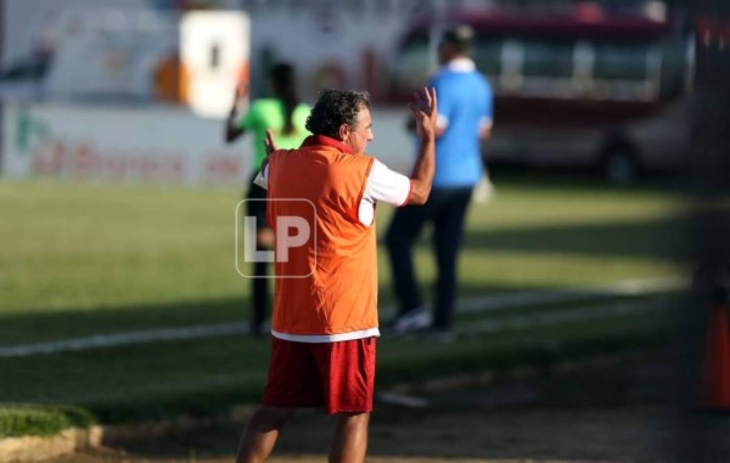 El técnico portugués del Vida, Fernando Mira, reclamando durante el juego ante Motagua.