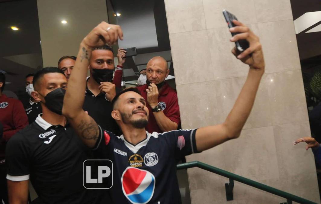 Una selfie para el recuerdo con los jugadores del Motagua.