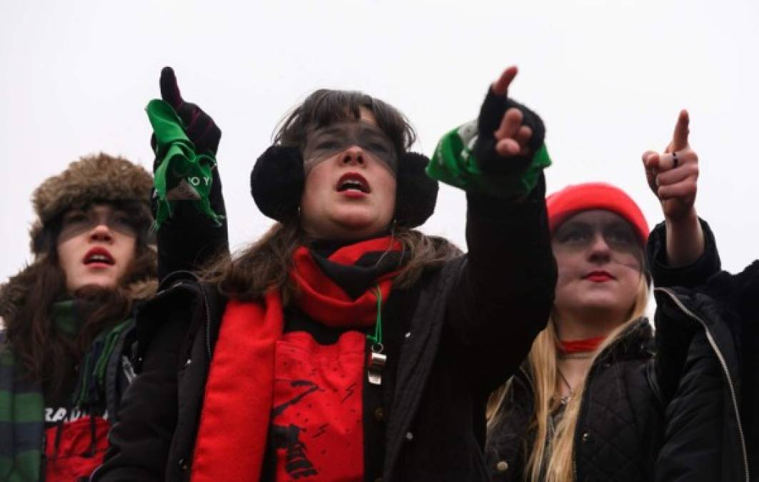 Las Tesis lideraron la marcha con su himno mundial. Llevaron el ritmo y dirigieron la coreografía.