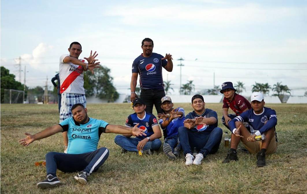 Estos pocos aficionados motagüenses llegaron al estadio Olímpico para apoyar a su equipo ante Pachuca.