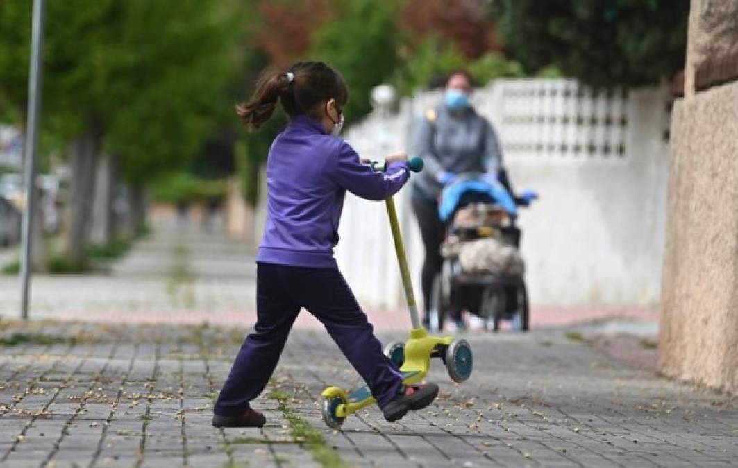 No obstante, a partir del 2 de mayo, si el contagio sigue reduciéndose, podrán empezar a salir a pasear o hacer deporte como los adultos, anunció el sábado el presidente del gobierno Pedro Sánchez.