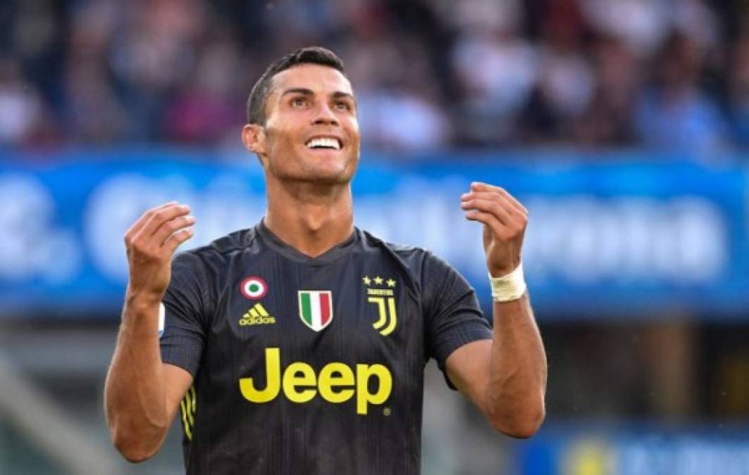 Juventus' Portuguese forward Cristiano Ronaldo reacts after missing a shot during the Italian Serie A football match AC Chievo vs Juventus at the Marcantonio-Bentegodi stadium in Verona on August 18, 2018. / AFP PHOTO / Alberto PIZZOLI