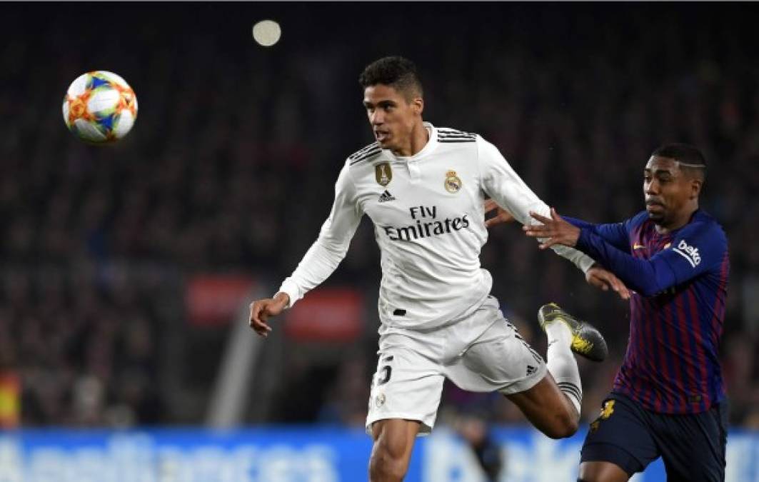 Raphael Varane (7): dejó una imagen de firmeza y seriedad Y transmitió siempre calma cuando el rival apretó. Respondió bien cuando le exigieron en el uno contra uno, especialmente ante Messi en carrera. Potente en el juego aéreo y sacando del partido a Luis Suárez