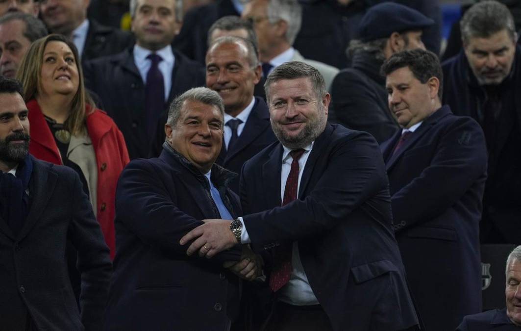 El presidente del Barcelona, Joan Laporta, saluda al director ejecutivo del Manchester United, Richard Arnold, antes del encuentro