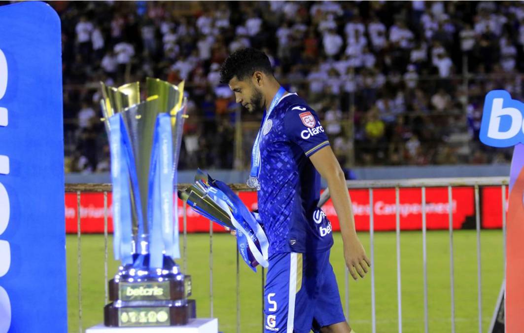 Marcelo Pereira pasó en representación del Motagua a recoger el trofeo de subcampeón.