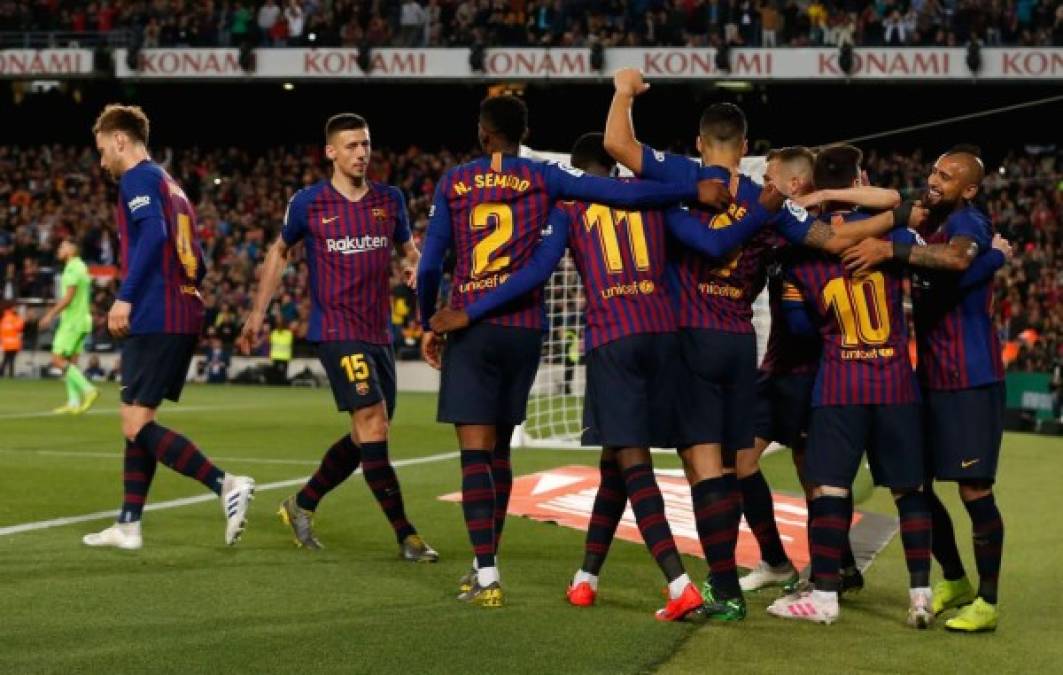 Los jugadores del Barcelona fueron a celebrar el gol con Messi. Foto AFP