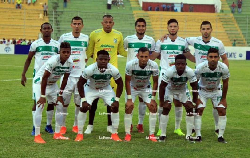 El 11 titular del Platense posando antes del partido contra el Marathón.