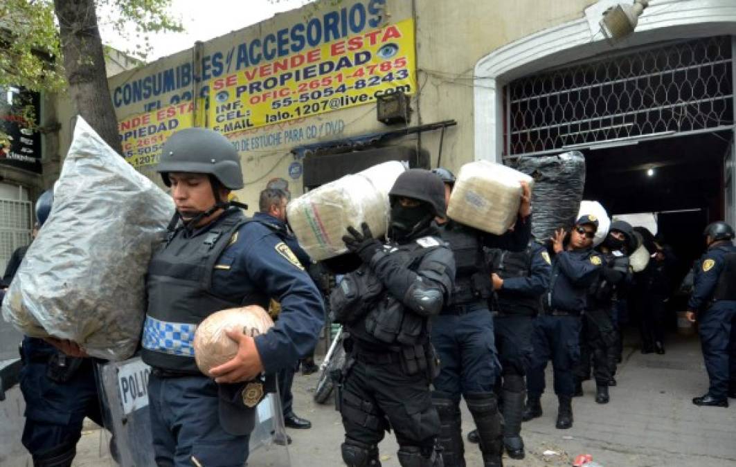 Agentes policiales incautan armas, dinero y droga este martes después de capturar a 31 presuntos miembros del cártel Unión Tepito, México. EFE