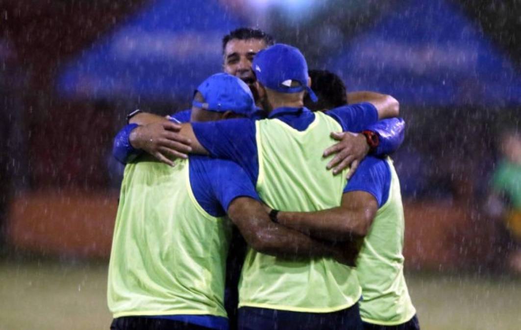 El cuerpo técnico del Motagua encabezado por Diego Vázquez se fundió en un abrazo para celebrar la victoria sobre el Honduras Progreso.