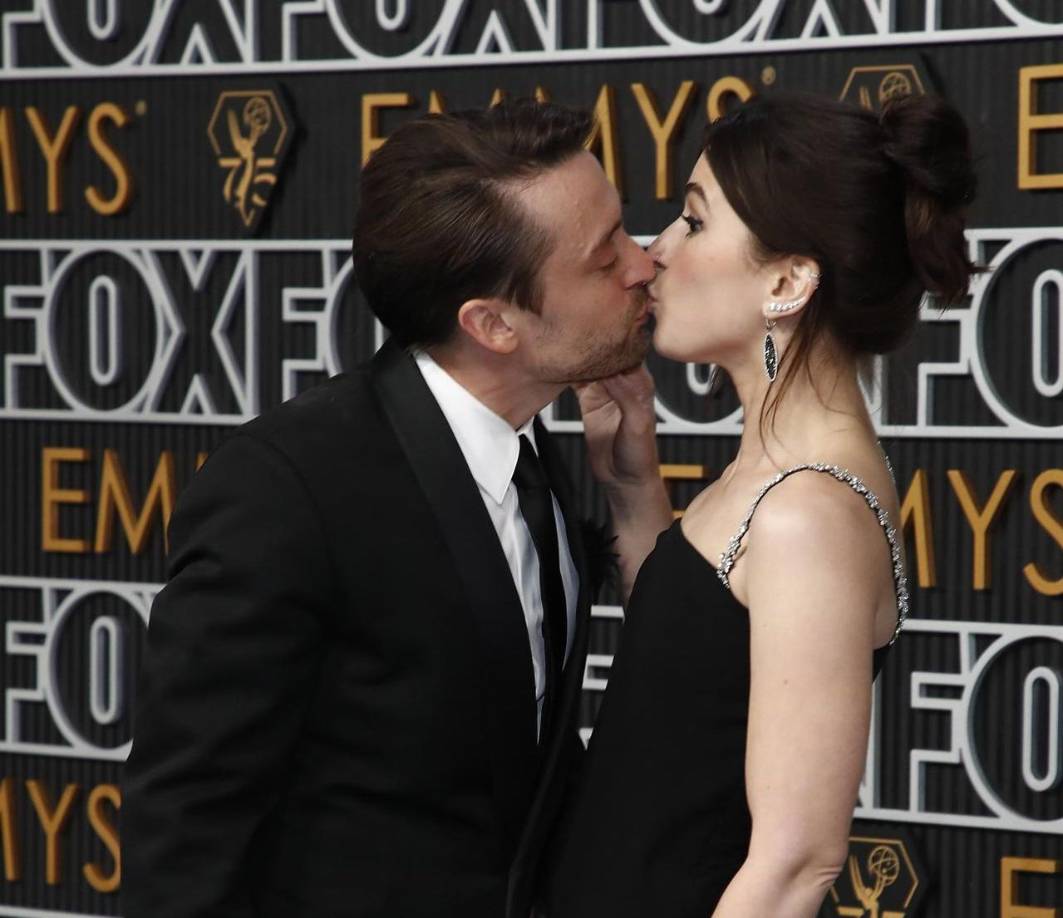  Jazz Charton y Kieran Culkin se dieron tremendo beso durante las premiaciones, aunque ella reaccionó sorprendida en un inesperado momento, luego siguió coqueteando con su galán.