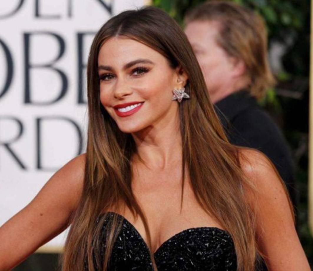 Sofía Vergara<br/><br/>Nació y creció en Barranquilla, donde se graduó como bachiller del colegio católico Marymount. Sofía Vergara fue descubierta por un cazatalentos en una playa del Caribe colombiano y contratada como modelo de un comercial de Pepsi que tuvo mucho éxito en su país natal y la lanzó en el mercado local como modelo publicitaria y de pasarela. <br/><br/> El estrellato internacional comenzó cuando siendo una de las presentadoras del Festival Internacional de la Canción de Viña del Mar (Chile), fue relacionada sentimentalmente con el cantante mexicano Luis Miguel y su nombre resonó en todos los medios de comunicación latinoamericanos. Posteriormente se mudó a Miami y firmó un contrato de exclusividad con la cadena hispana Univision. <br/>