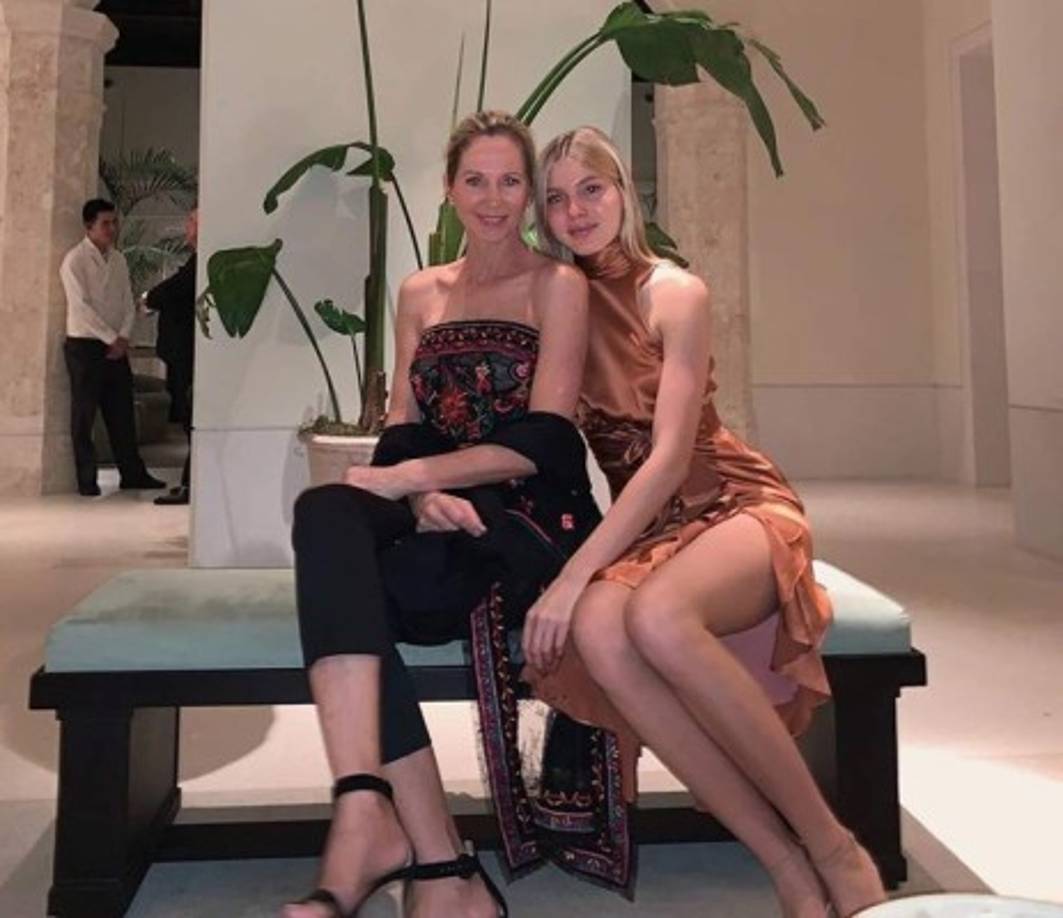 Claro, Victoria y Cristina cuentan con una buena carga genética; la madre de las gemelas fue una reconocida modelo hasta que decidió ser madre de cinco a tiempo completo.<a href='https://www.laprensa.hn/fotogalerias/farandula/1288988-411/hijos-reconocidos-julio-iglesias-no_reconocido-javier-sanchez' style='color:red;text-decoration:underline' target='_blank'>TAMBIÉN: Los hijos conocidos y los no reconocidos de Julio Iglesias</a>