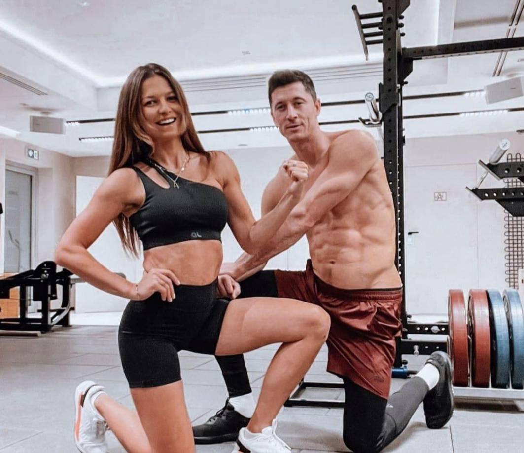  “Comemos carbohidratos y proteínas por separado. Además, solo buenos alimentos y sin lactosa. Una de las cosas más importantes es que no comemos alimentos fritos, y tampoco nada de comida rápida”, indicó la esposa del goleador polaco del Bayern Múnich.