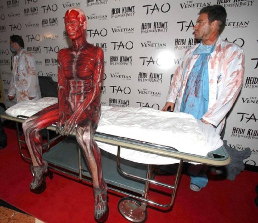 Heidi Klum apareció en la fiesta de Halloween 2011 vestida de esqueleto, con todos los músculos del cuerpo bien marcados y sin piel. Impactante.