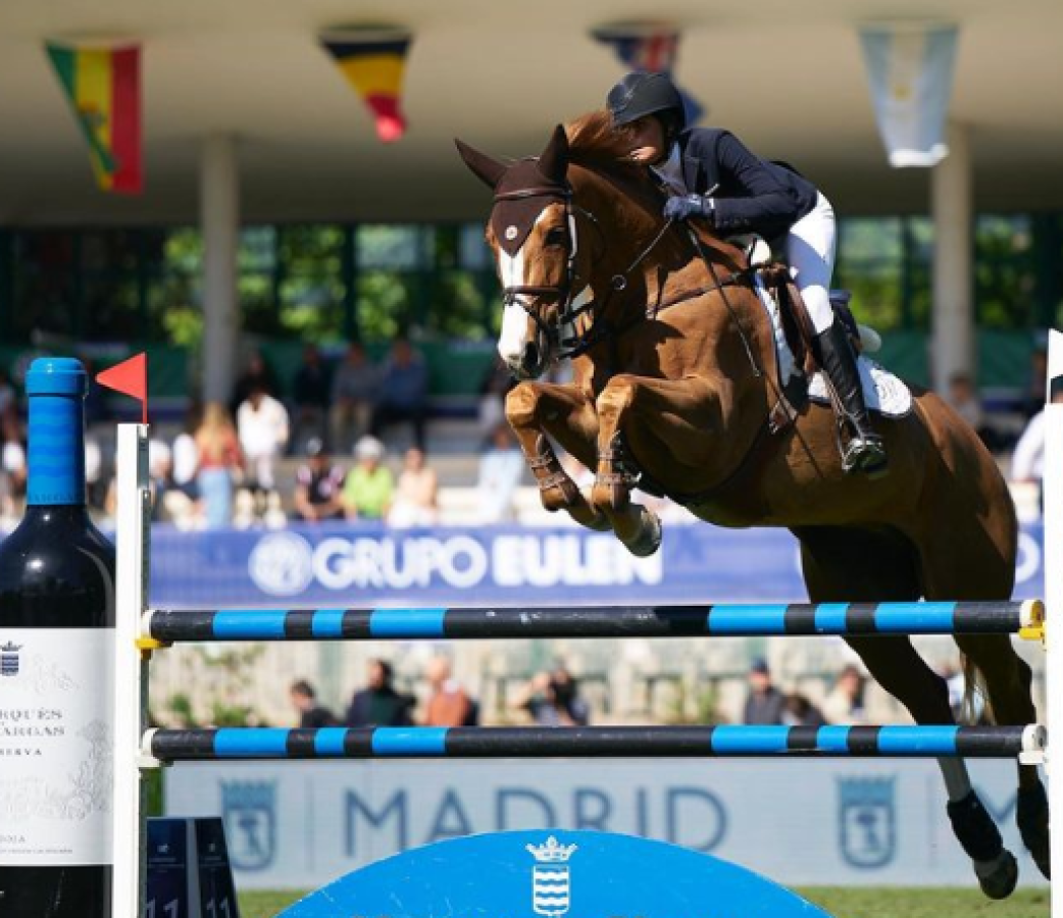 Además de su pasión por los caballos, que ha convertido en su profesión, Sira está estudiando Administración y Dirección de Empresas en la Universitat Oberta de Cataluña.