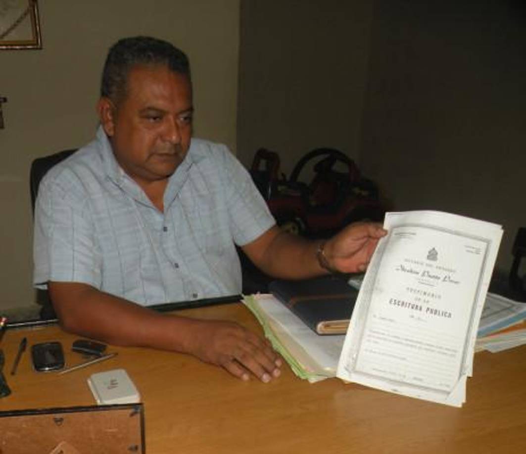 El abogado Oswaldo Luján era acompañado por un menor cuando fue atacado a tiros el 17 de enero de 2014. Luján era el asesor legal de la alcaldía de Tela. 