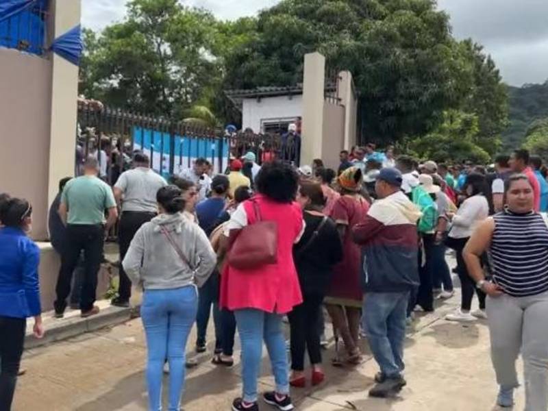 Simpatizantes de Libre se han enfrentado entre sí en la toma de la Dirección Departamental de Educación en Colón, con sede en Trujillo.