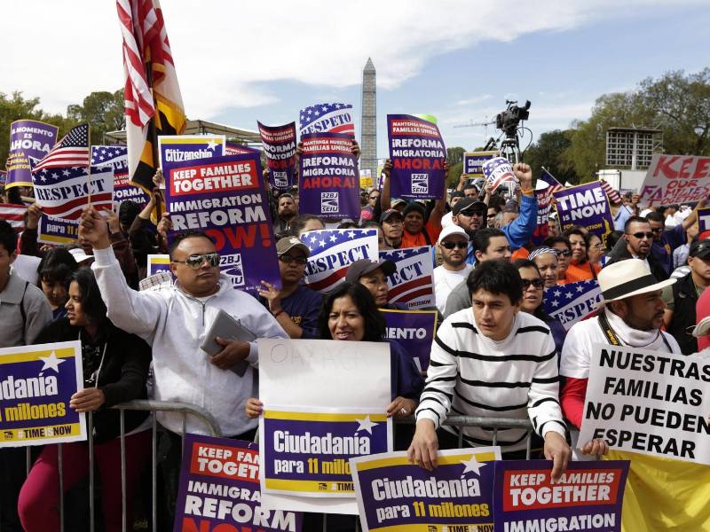Cientos de migrantes exigen a Biden cumplir su promesa de campaña y aprobar una reforma migratoria para legalizar a millones.
