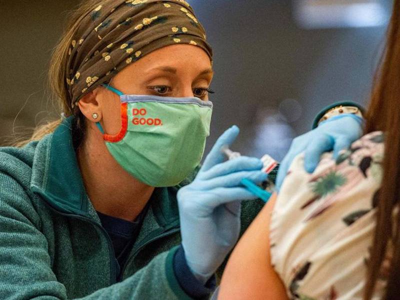 Los mayores de 50 años en EEUU ya pueden acceder a una segunda dosis de refuerzo de las vacunas anticovid Pfizer y Moderna.