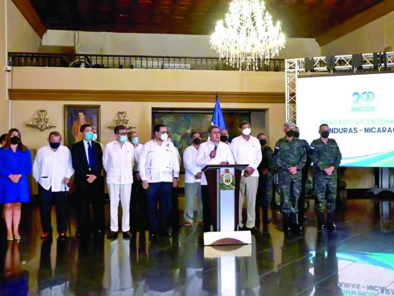 El presidente Hernández, los excancilleres Milton Jiménez y Carlos López Contreras y el ministro de Defensa Fredy Díaz explican los alcances del acuerdo con Nicaragua.