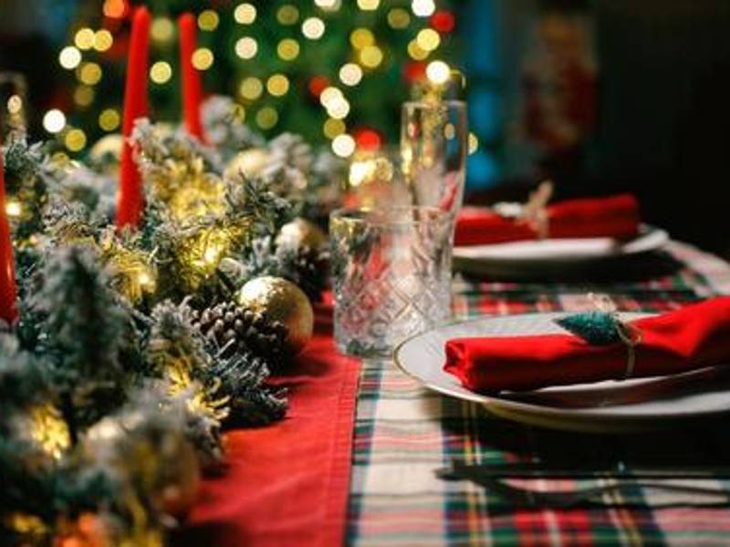 Añade un camino de mesa con textura o diseño navideño, como cuadros escoceses o detalles de hojas de pino, para un toque festivo.