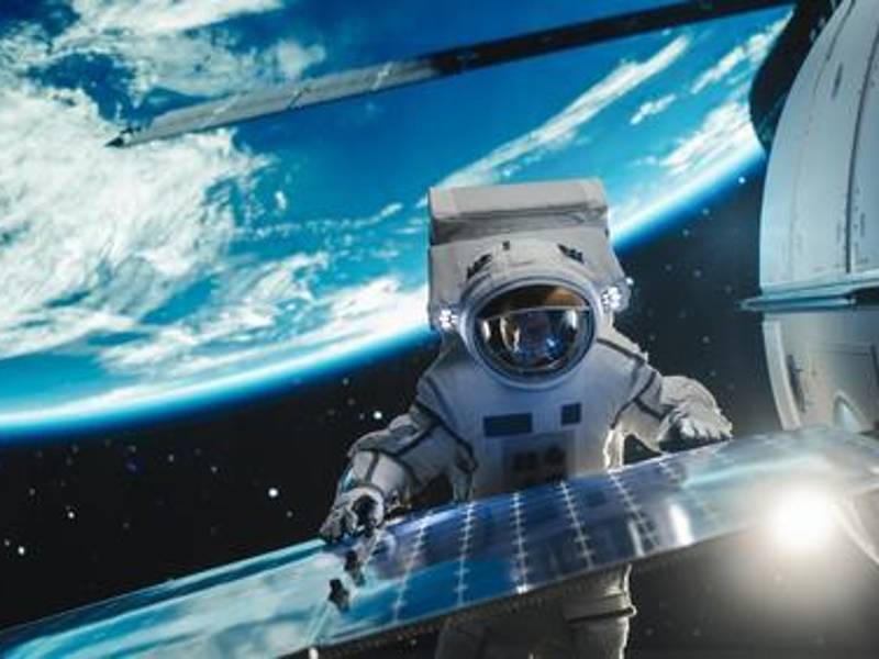 La firma Prada vestirá a los astronautas de la futura misión lunar de la NASA, la Artemis III, con trajes “más cómodos” y estéticos, según reveló este miércoles en el Congreso Astronáutico Internacional en la ciudad italiana de Milán (norte).