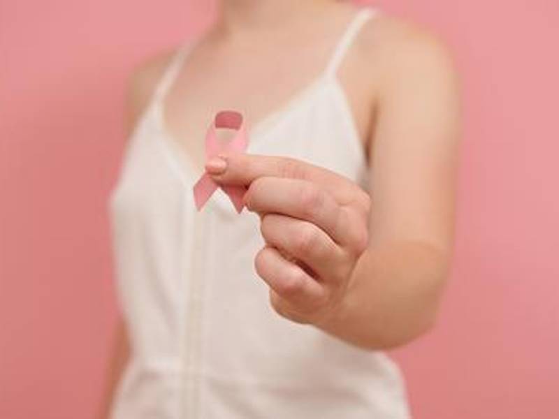 Cada octubre, durante el Mes de Concienciación sobre el Cáncer de Mama, el lazo rosa aparece en campañas publicitarias, eventos deportivos, productos comerciales y en las redes sociales.