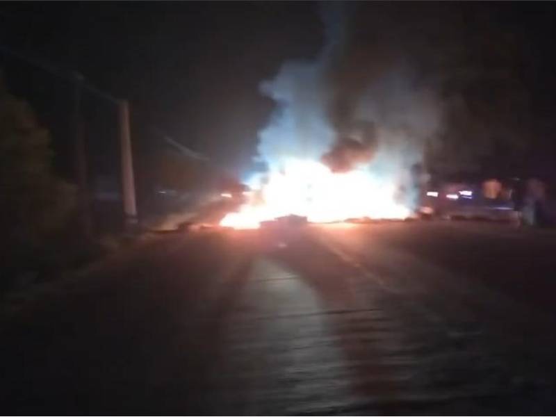 Pobladores de varias aldeas del bajo Aguán protestan cada noche en las calles y en la carretera CA-13, principal arteria que conecta los departamentos de Atlántida, Colón y Yoro ya que a diario les racionan la energía por varias horas.