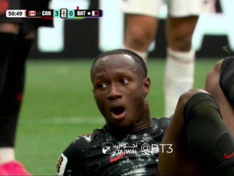 La escena obligó a la intervención urgente del cuerpo médico, mientras el partido quedaba completamente en segundo plano ante la preocupación por la salud del futbolista.