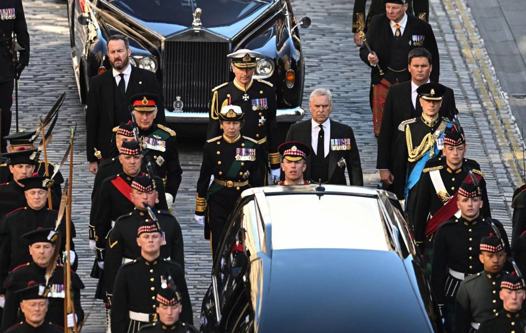 Vestido con sus galas militares, el nuevo monarca de 73 años siguió a pie el coche fúnebre desde el palacio Holyroodhouse, en cuya sala del trono había pasado la noche, hasta el vecino templo de la iglesia de Escocia.