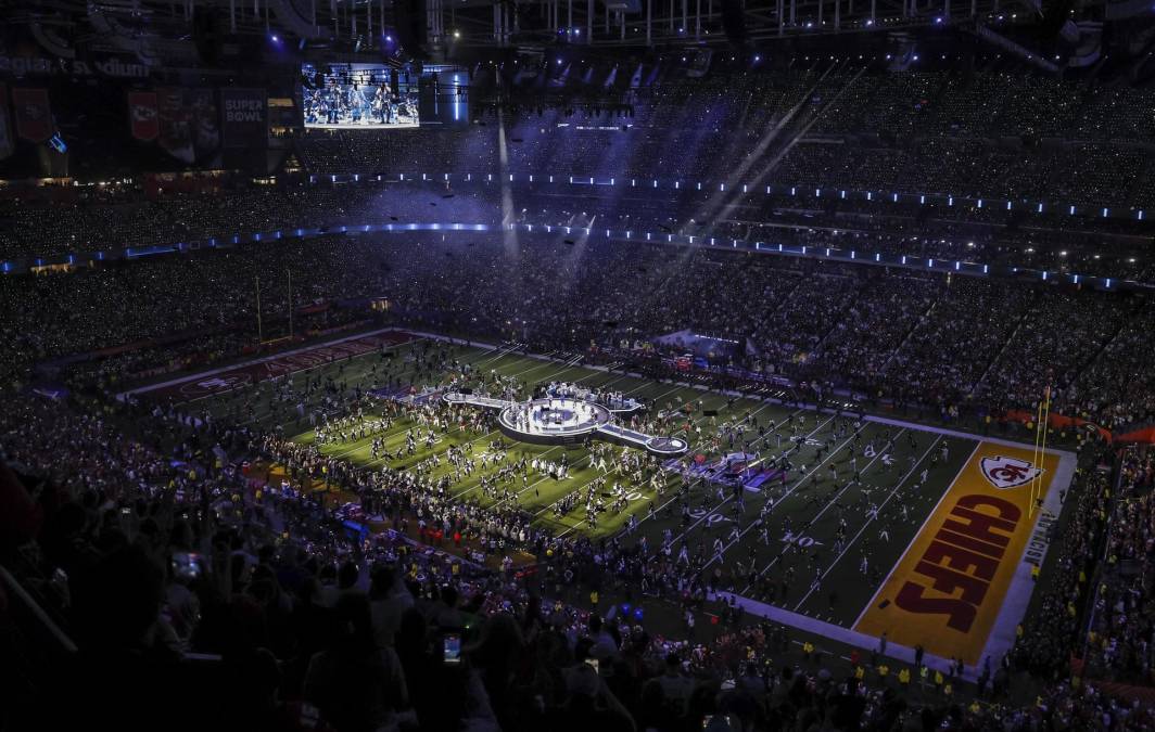 El estadio estuvo abarrotado, como se esperaba. Cuando inicio el Halftime Show del Super Bowl, los presentes comenzaron a grabar para guardar el recuerdo de una histórica noche deportiva y musical. 