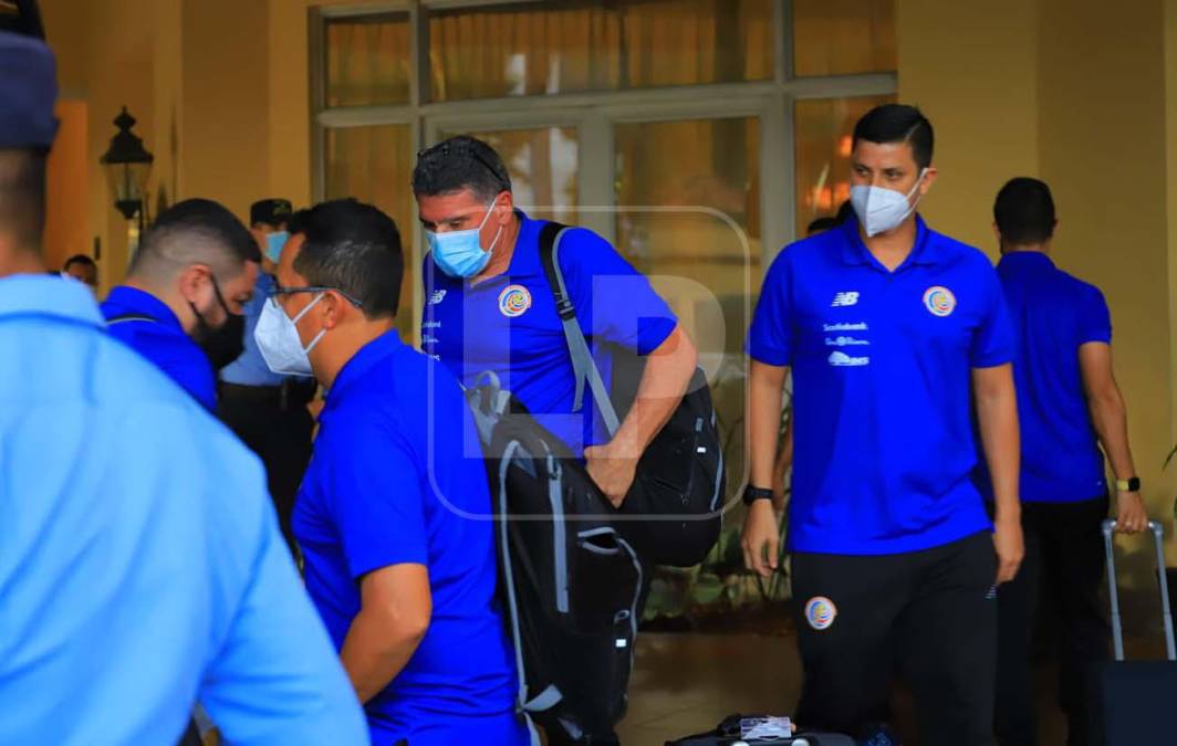 Luis Fernando Suárez, DT de Costa Rica y en su momento estratega de la Selección de Honduras, en el momento que se instalaba en el hotel.