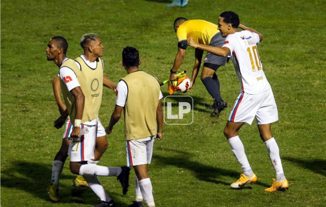 Los jugadores del Olimpia celebrando la clasificación a la final de la Liga Concacaf tras genar al Motagua.