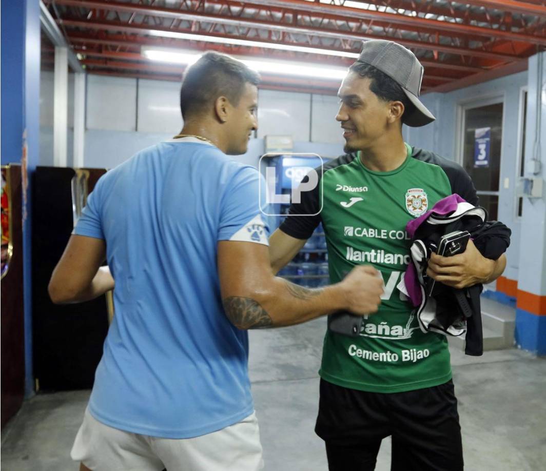 El tico Heyreel Saravia y Allans Vargas se saludaron con un abrazo.