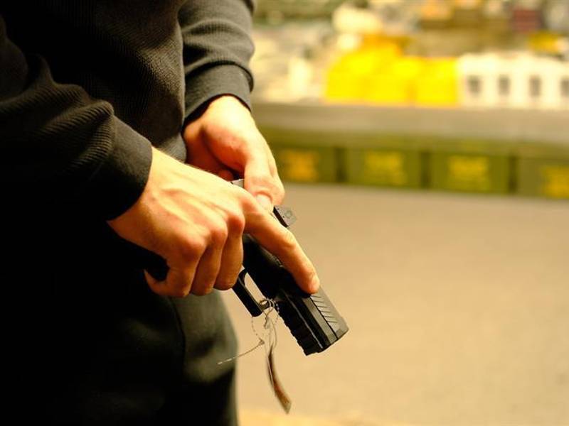 Un cliente prueba un revólver en la armería “Ammo and Guns” en Burbank, California, imagen de archivo.