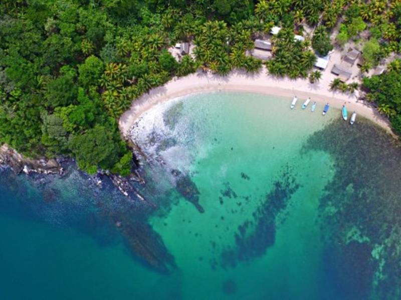 Vista aérea de la Playa de los Cocos, en donde solo viven dos familias. La Fundación Prolansate tiene una cabaña. La arena blanca invita a una buena siesta.