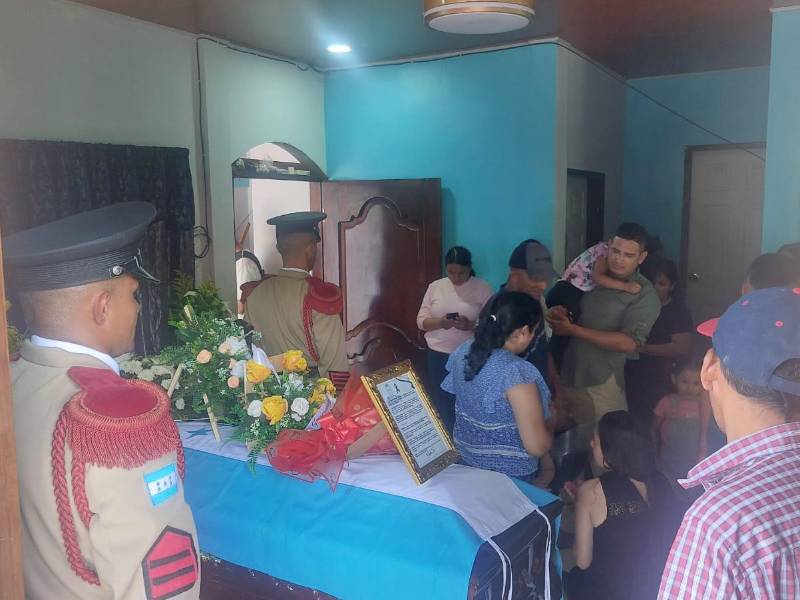 Inspector Kevin Pérez recibe honores póstumos tras morir rescatando a un niño