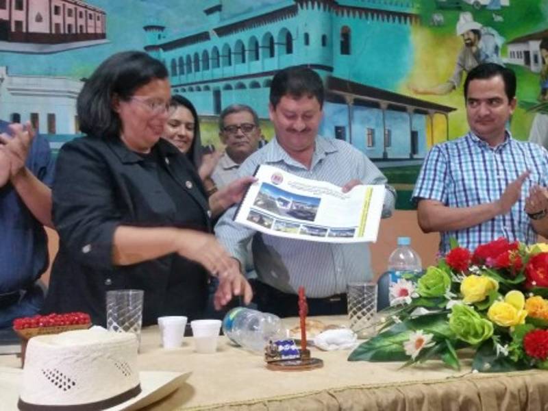 La rectora Julieta Castellanos y el alcalde Juan Carlos Alvarado con los planos.