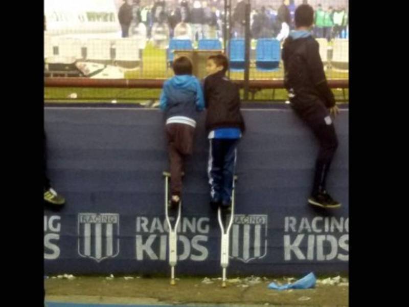 Santiago Fretes es un gran fan de Racing de Avellaneda y la fotografía hecha por su madre ha dado la vuelta al mundo. Foto Twitter @BonomoSabri