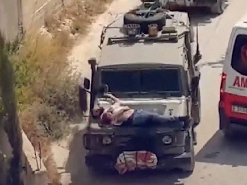 Las imágenes de un palestino herido atado al capo de un vehículo militar israelí causan indignación en el mundo.