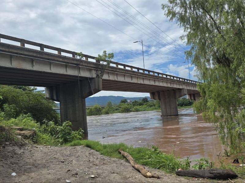 Río Ulúa sube a 3.80 metros y ya reportan filtraciones en El Progreso.
