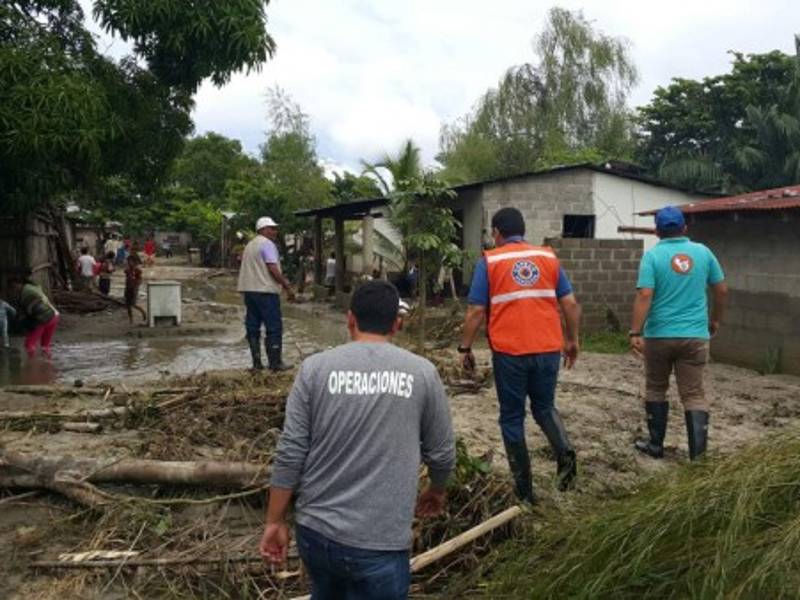 Grupos de rescatistas se desplazaron hasta los municipios afectados para corroborar los daños.