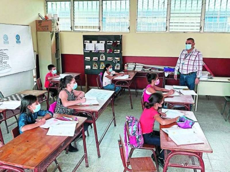 En Copán, algunos centros educativos están atendiendo a los alumnos bajo normas de bioseguridad desde que comenzó el año escolar 2021.