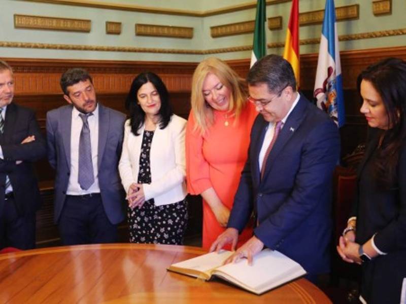 Hernández durante su visita ayer al ayuntamiento de Motril, de la provincia española de Granada.